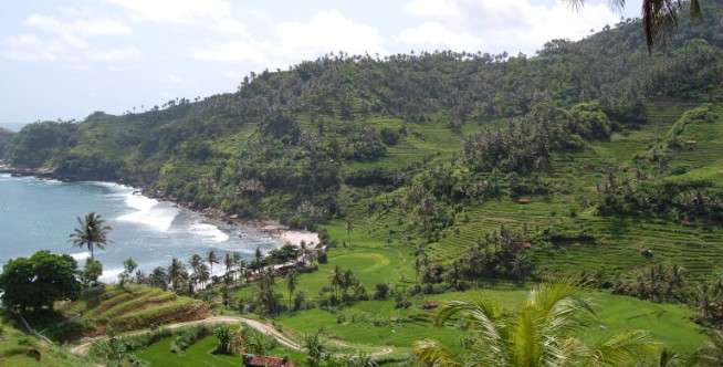 Pantai Kali Uluh dan Pidakan