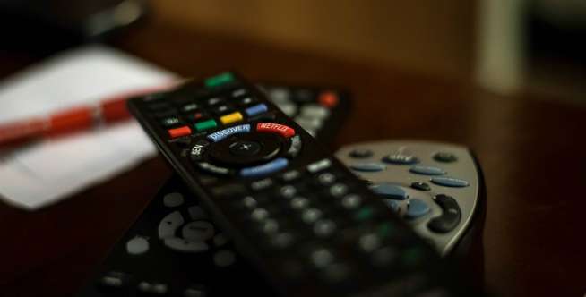 Remote TV dan Saklar Lampu