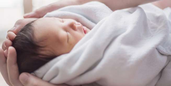 Manfaat Minyak Kelapa untuk Keperluan Mandi Bayi