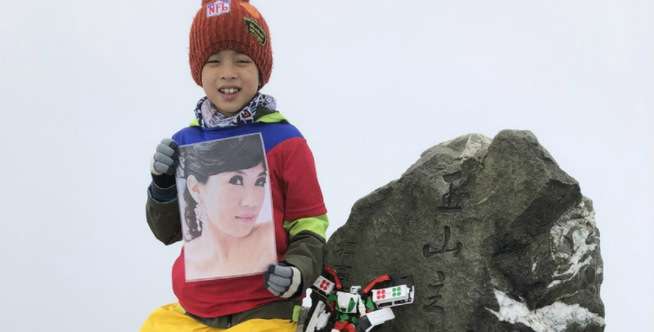 Bocah 8 Tahun Capai Puncak Tertinggi di Taiwan Bawa Foto Sang Ibu