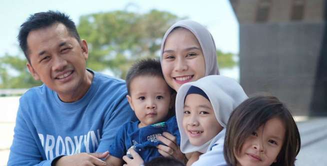 Lihat Video Hanung saat Merakit Rumah Barbie