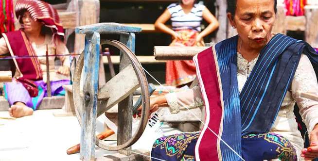 Wisata Fashion, Melihat Pembuatan Kain Ulos