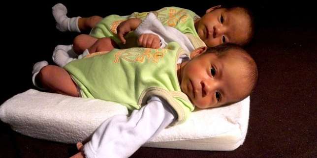 4. Cara Mengatasi Perut Kembung: Menggerakan Kaki Bayi