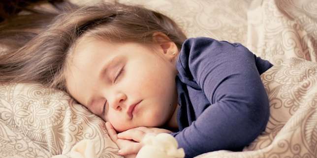 5. Cara Mengatasi Perut Kembung: Mengubah Posisi Bayi