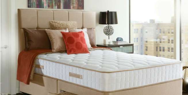 Kamar Tidur Warna Oranye