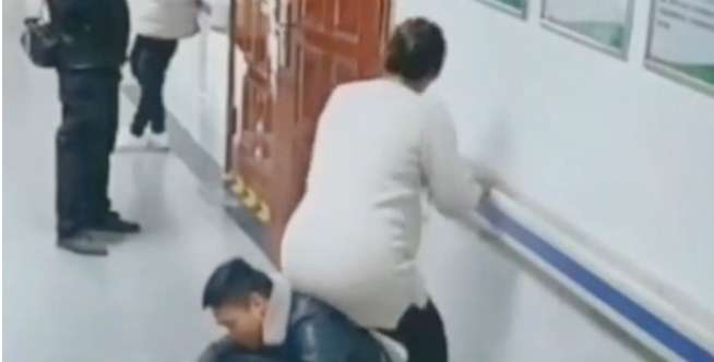 Sang Suami Jadi Tempat Duduk