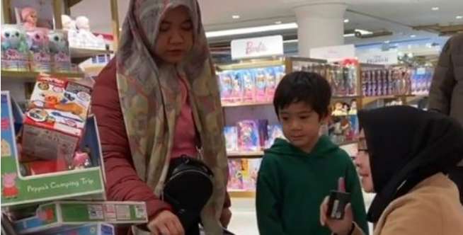 Dibujuk Pengasuhnya