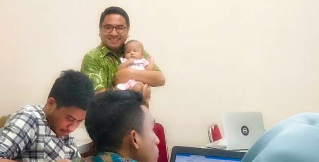 Viral, Dosen UII Persilakan Mahasiswinya Boyong Bayi ke Kelas
