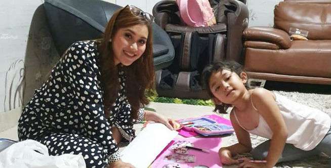 Gaya Centil Putri Ayu Ting Ting Lipsync Lagu Dance Monkey