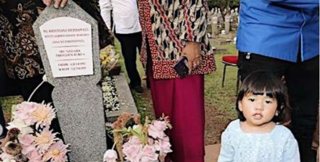 Foto Gayatri di Pusara Ani Yudhoyono Bikin Sedih Warganet