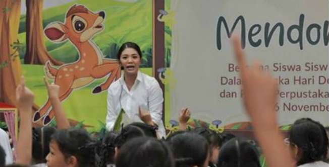 Semangatnya Istri Nadiem Makariem Baca Dongeng untuk Anak-anak