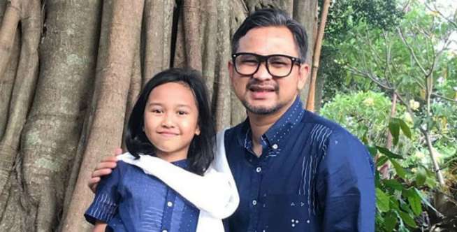 Terlalu Kreatif, Lembu Sisir Rambut Anak Pakai Kepala Charger