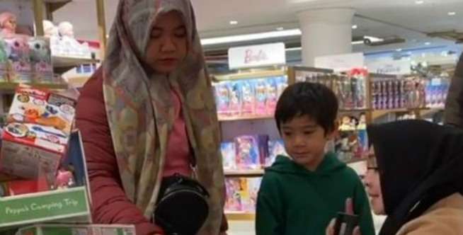 Lihat Aksi Rafathar Borong Mainan di London, Sang Nenek Tinggal Bayar