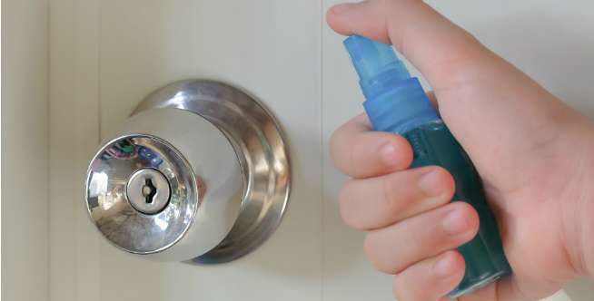 Tangkal Virus, Rutin Semprotkan Cairan Disinfektan di Gagang Pintu