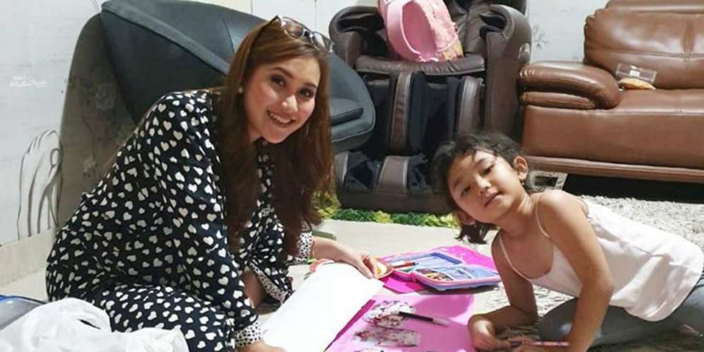 Gaya Centil Putri Ayu Ting Ting Lipsync Lagu Dance Monkey