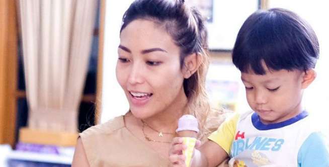 Main air sambil cuci-cuci