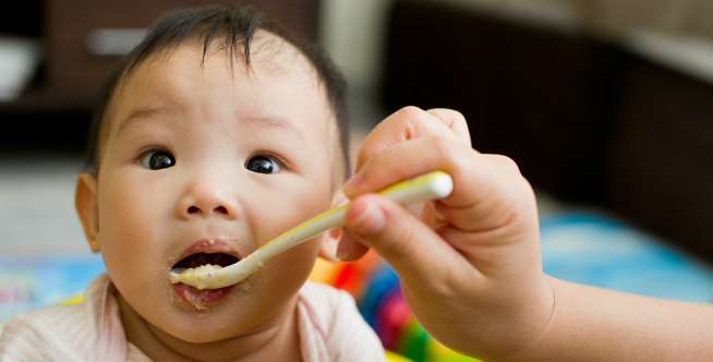 Biarkan Si Kecil Makan Sendiri Mulai Usia 1 Tahun