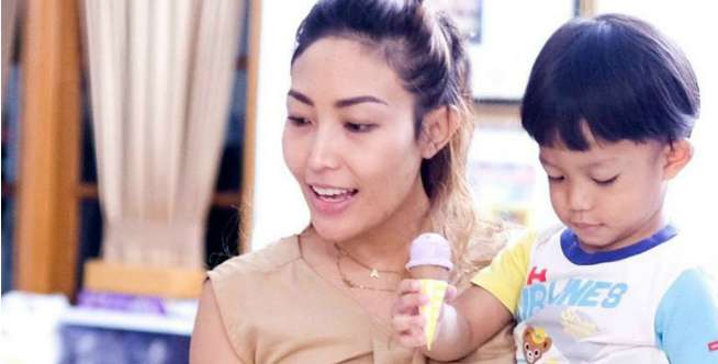 Aktivitas Seru Ayu Dewi Bareng Anak Saat di Rumah Saja