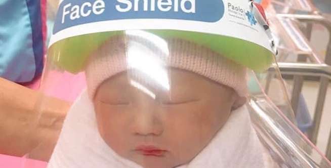 Bayi-bayi itu tertidur pulas dengan pelindung diwajah mereka