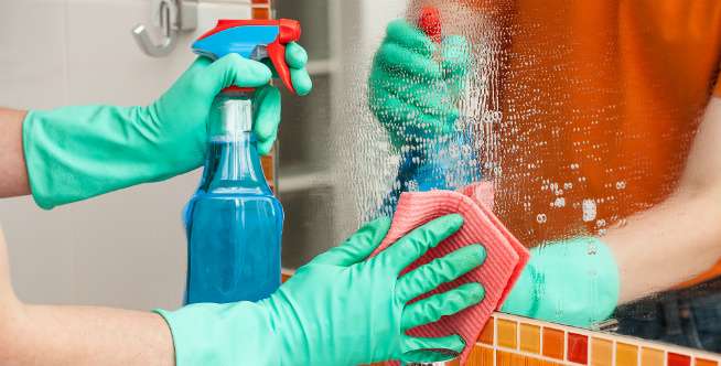 Semprotan atau tisu antibakteri