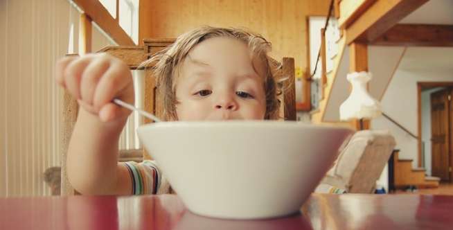 Cara Memperkenalkan Makanan Baru Pada Anak Agar Tidak Alergi