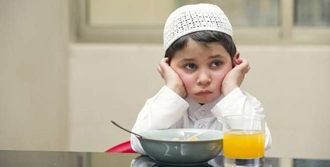 2. Libatkan Anak Saat Membuat Menu Sahur dan Berbuka