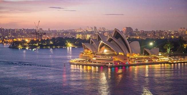 Dibantu oleh warga Australia