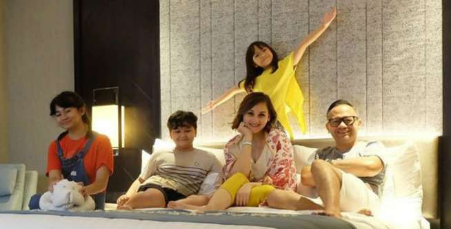 Cara Unik Keluarga Mona Ratuliu Agar Tak 'Mati Gaya'