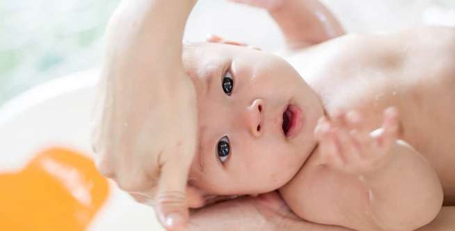 Seberapa Sering Memandikan Bayi Baru Lahir?