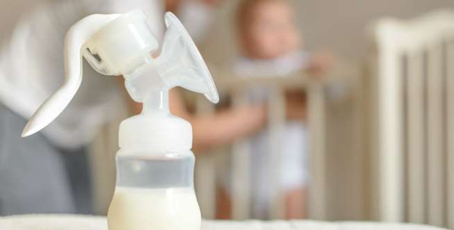 Menyusui Anak, Bolehkah Mintah Upah dari Suami?