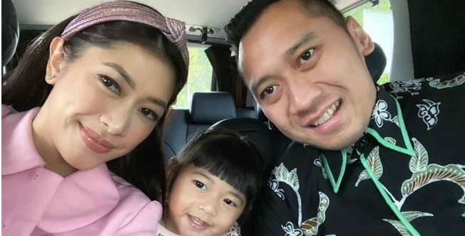 Aksi Kocak Gemas Ibas dan Aliya Saat Orangtuanya Gandengan Tangan