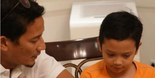 Gaya Sandiaga Uno Momong Anak Pakai Kain