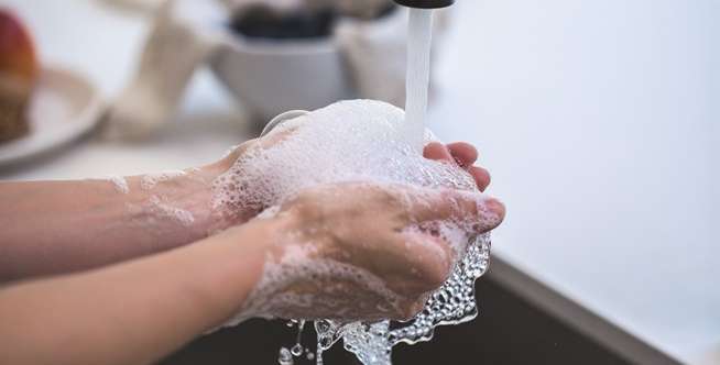 Cuci Tangan dan Bawa Hand Sanitizer