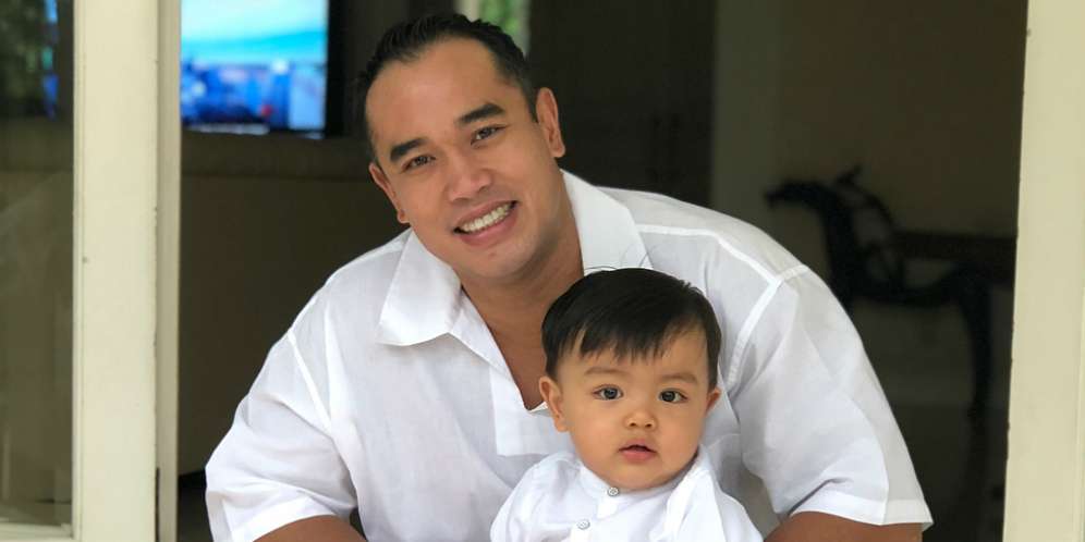 Semangatnya Ardi Bakrie Dampingi Sang Putra Menari