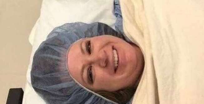 Cerita Kocak di Balik Foto Viral Ibu yang Tertawa Saat Operasi Caesar