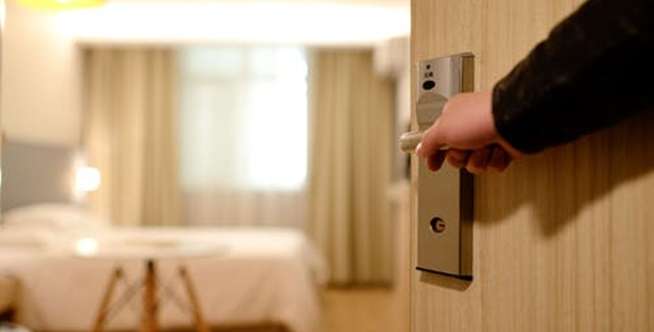 Berhati-Hati Menyentuh Permukaan Di Luar Kamar