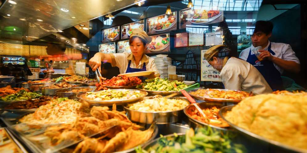 Menikmati hidangan restoran kelas dunia