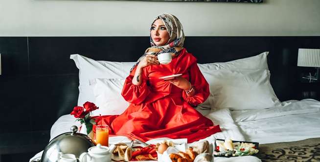 Pesan Room Service saat Jam Makan