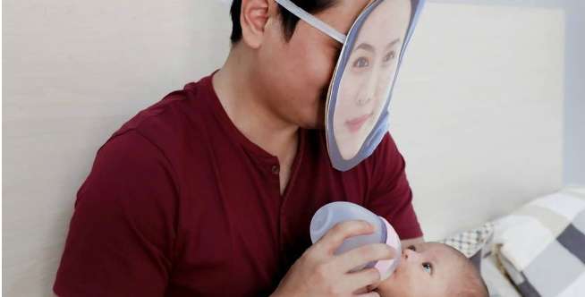Kreatif nan Kocak, Dokter Susui Bayinya Pakai 'Topeng' Istri