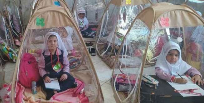 Viral, Anak di Iran Kembali ke Sekolah dengan Tenda Mini
