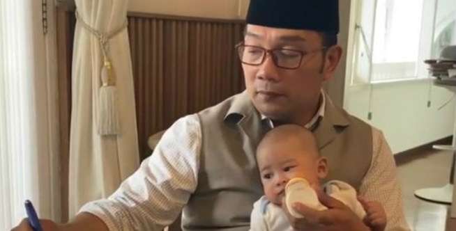 Gaya Kang Emil Susui Putra Bungsunya Sambil Kerja