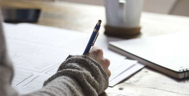 Taruh kertas folder dengan posisi berdiri