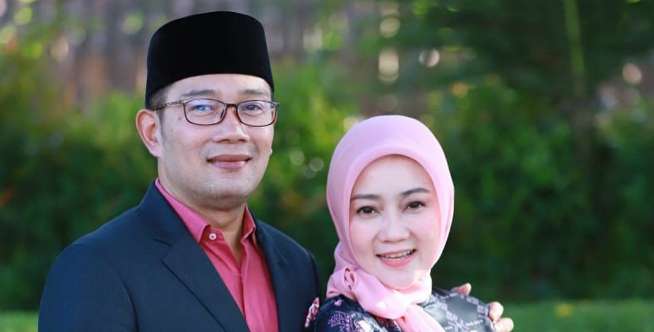 Rak buku dan sofa