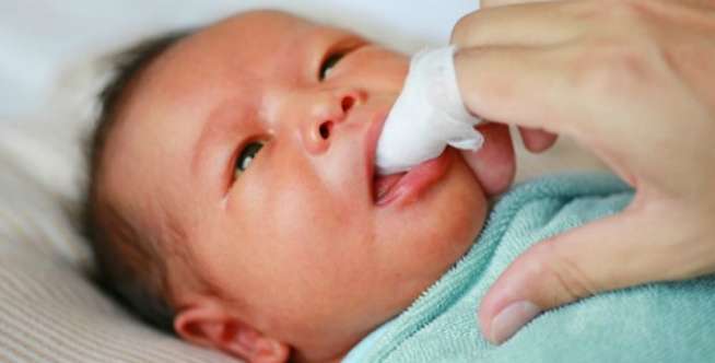 Rutin Bersihkan Gusi dan Lidah Bayi, Agar Mulutnya Bebas Jamur