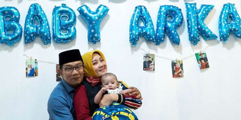 Gaya Kang Emil Susui Putra Bungsunya Sambil Kerja