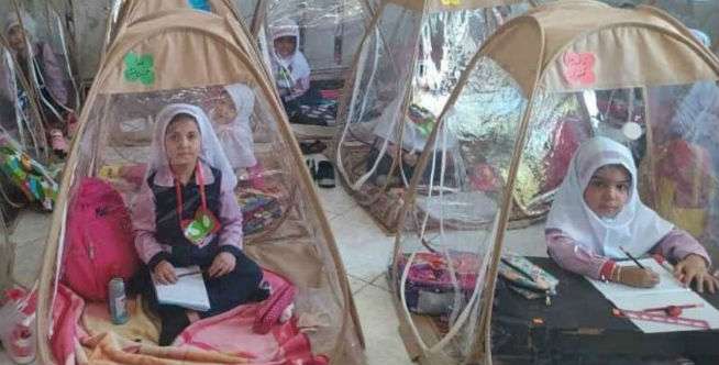Viral, Anak di Iran Kembali ke Sekolah dengan Tenda Mini