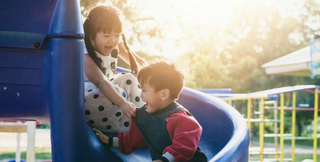 2. Memaksa anak menyapa
