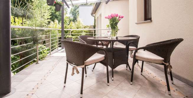 Furnitur besi atau aluminium