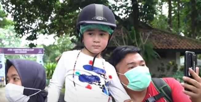 Rafathar Penasaran dengan Kuda Besar, Mama Gigi Siap Belikan