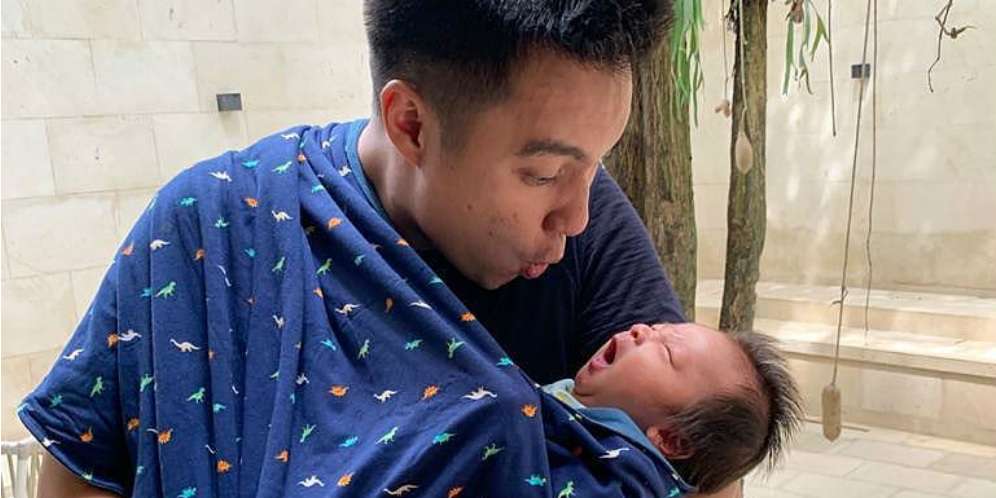 Momen Manis Saat Baim Wong Ajak Bayinya Pertama Kali ke Masjid